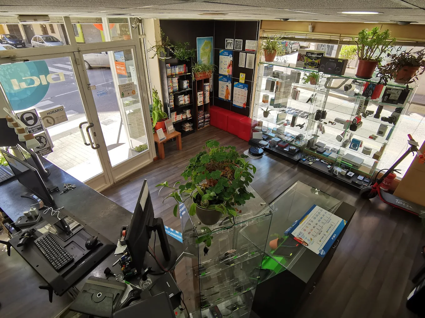 Interior de la tienda XPC i. en Llíria